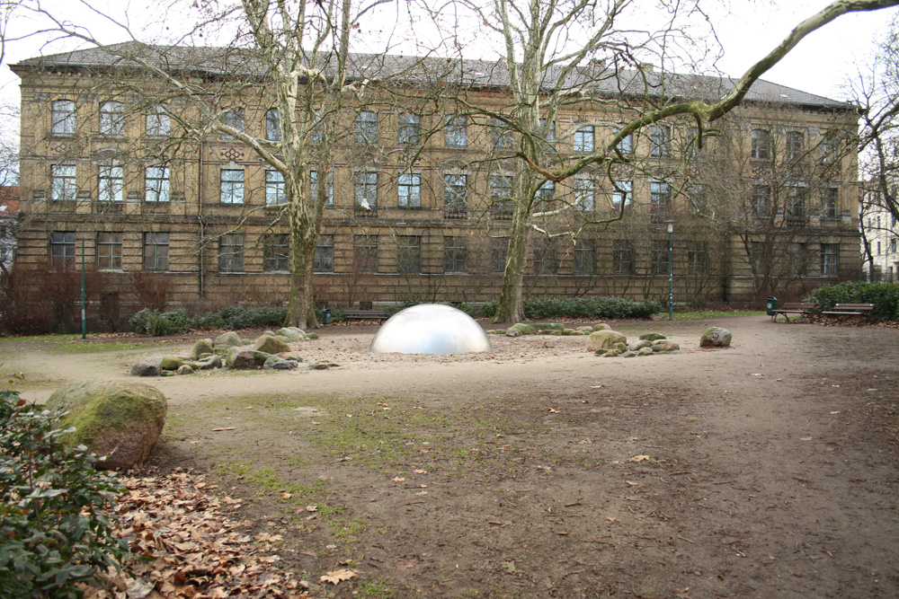 Die Schule am Weißeplatz in Stötteritz vor ihrer Sanierung (2014). Foto: Ralf Julke