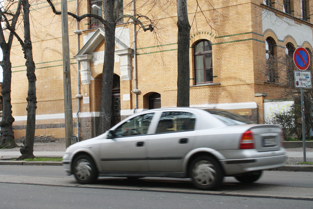 Wo Tempo 30 nicht möglich ist - wie hier in der Arno-Nitzsche-Straße - hilft zur Not ein Geländer vor der Schule. Foto: Ralf Julke