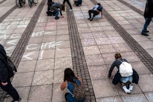 Zitateaktion von „Literatur gegen Brandsätze“ am 4. April auf dem Augustusplatz. Foto: Livian Lehmann