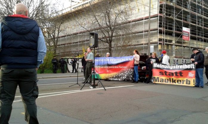 18:58 Uhr: Karl Richter (NPD) aus München spricht. Eben waren schon Enrico Böhm, Alexander Kurth und Silvio Rösler zu hören. Foto: L-IZ.de