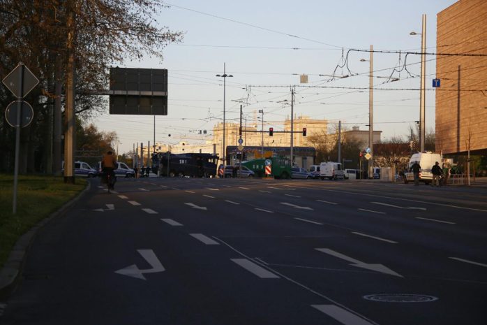 19:50 Uhr: Die Polizei hatte trotz geringer Legida-Dichte wieder ordentlich aufgefahren. Foto: L-IZ.de