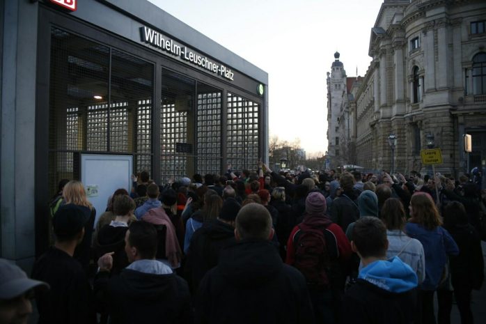 20:15 Uhr: Der Gegenprotest blieb an Legida dran und begleitete bis zum Wilhelm-Leuschner. Foto: L-IZ.de