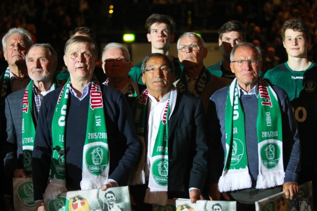 Vor dem Anpfiff wurden die DHfK-Europacup-Helden von 1966 geehrt. Foto: Jan Kaefer