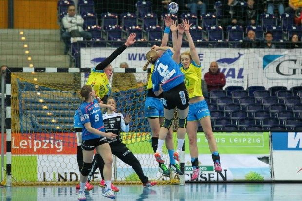 Abwehraktion des HCL-Blocks bei einem Wurf von Gisa Klaunig. Foto: Jan Kaefer