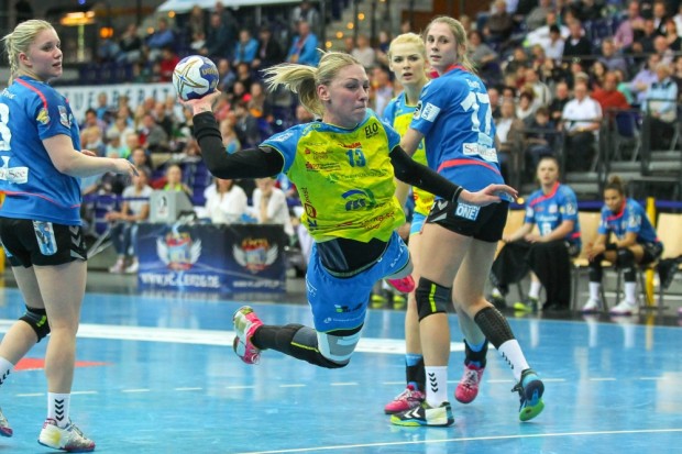 Beim Wurf von Luisa Schulze können die beiden Blombergerinnen Laura Rüffieux (li.) und Alicia Stolle nur hinterher schauen. Foto: Jan Kaefer