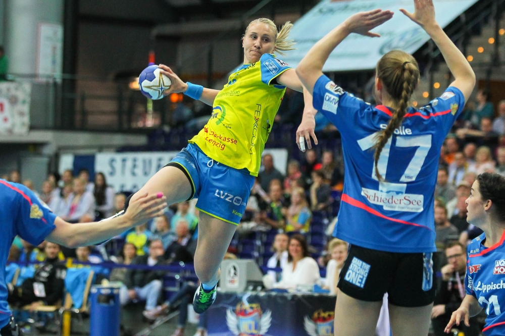 Saskia Lang (HCL) steigt vor Alica Stolle (Blomberg) in die Luft. Foto: Jan Kaefer