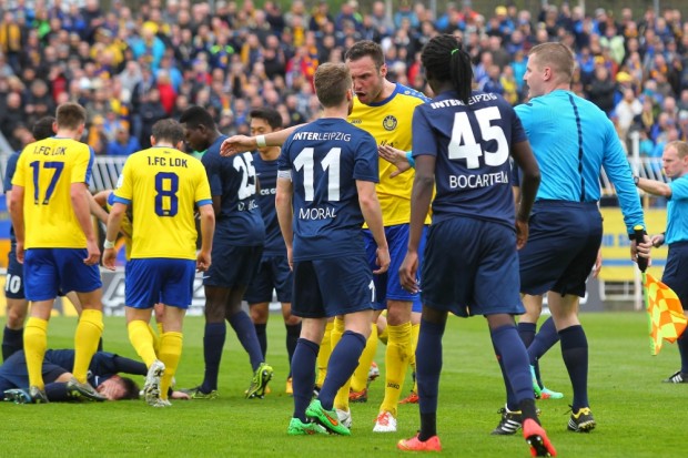 Ronny Surma (Lok) im Disput mit Manuel Moral Fuster (Inter). Foto: Jan Kaefer