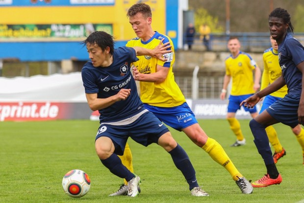 Yuya Okuda (Inter) im Zweikampf mit Steven Heßler (Lok). Foto: Jan Kaefer