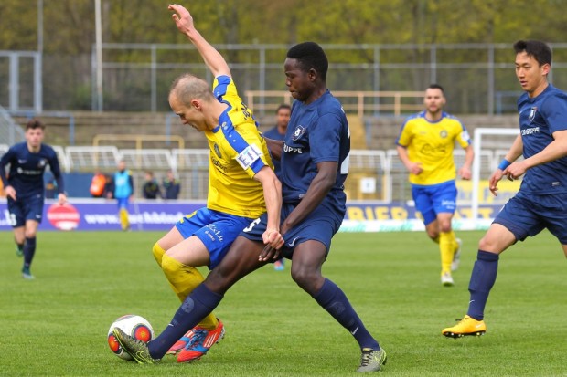 Andy Wendschuch (Lok) wird von Dhuor Ngor Chol (Inter) bedrängt. Foto: Jan Kaefer