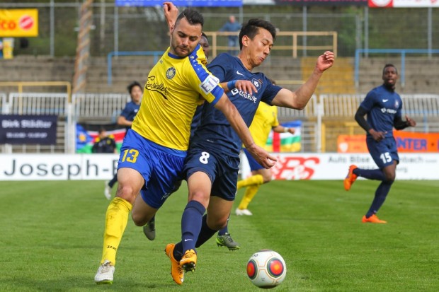 Djamal Ziane (Lok) kämpft mit Dongmin Kim (Inter) um den Ball. Foto: Jan Kaefer