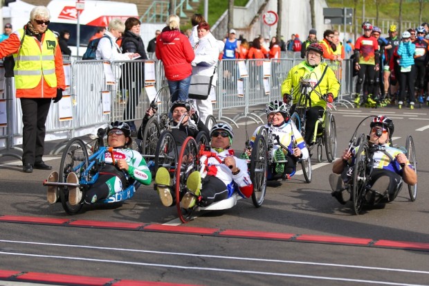 Start frei für den Rollstuhl-/ Handbike-Halbmarathon. Sieger: Carsten Blech (Magdeburg) und Michaela Schlett (Leipzig). Foto: Jan Kaefer