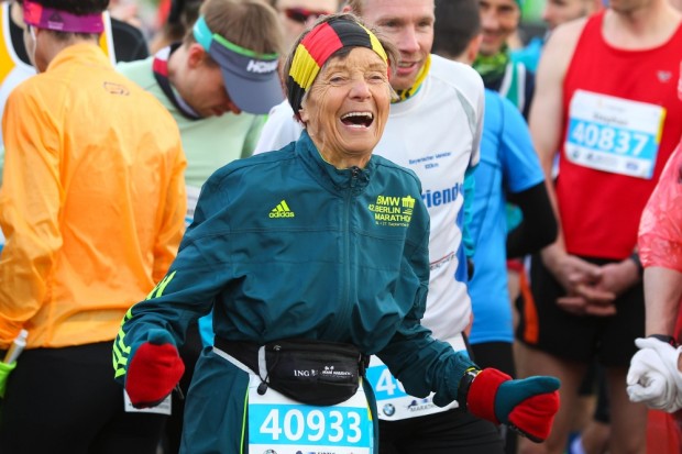 Die 75-jährige Berlinerin Sigrid Eichner absolvierte ihren 1.981. Marathon. Weltrekord! Foto: Jan Kaefer