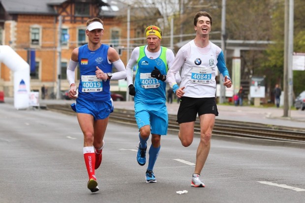 Schon zur Halbzeit einträchtig beisammen: Marc Werner (1.), Per Bittner (2.) und Robert Klein (3.) - v.l. - machten den Marathon unter sich aus. Foto: Jan Kaefer