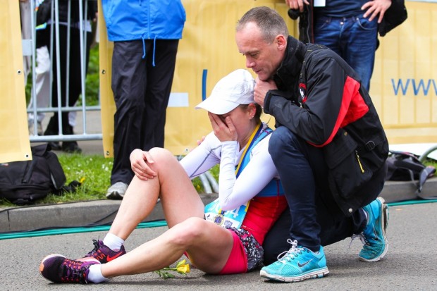 Die viermalige Leipzig-Marathon-Gewinnerin Carina Schipp (Leipzig) kam als Dritte ein und hatte sich völlig verausgabt. Foto: Jan Kaefer