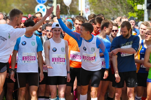 Nic Ihlow (li.) und Felix Rüger wünschen sich ein gutes Rennen über 10 km. Ihlow siegte in 32:26 min und war damit nur 8 Sekunden schneller als Rüger. Foto: Jan Kaefer