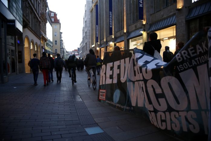 20:18 Uhr: Viele LEGIDA-Gegner wollten weiter demonstrieren und liefen durch die Innenstadt. Foto: L-IZ.de