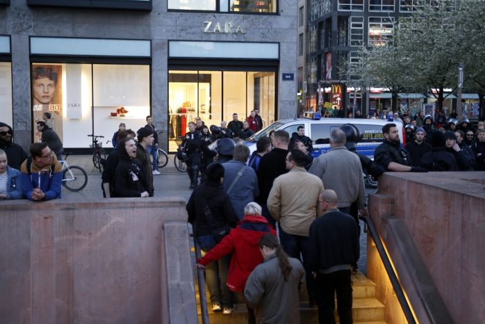 20:30 Uhr: Die Polizei muss doch noch mal ran & trennt LEGIDA-Demonstranten und Gegendemonstranten auf dem Markt. Foto: L-IZ.de
