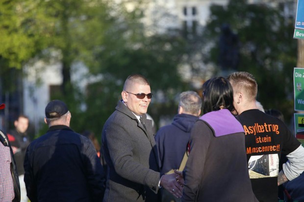 Persönlich von der Polizei betreut. Laut Frontal21 bat Alexander Kurth (Die Rechte) Fernando V. per Whats-App um Hilfe. Hier am 21. April bei Legida auf dem Goerdelerring. Foto: L-IZ.de