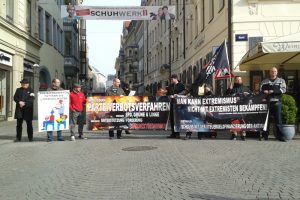 Legida-nahe Personen demonstrieren (warum in Sachsen politischer Druck vonnöten ist). Foto: René Loch