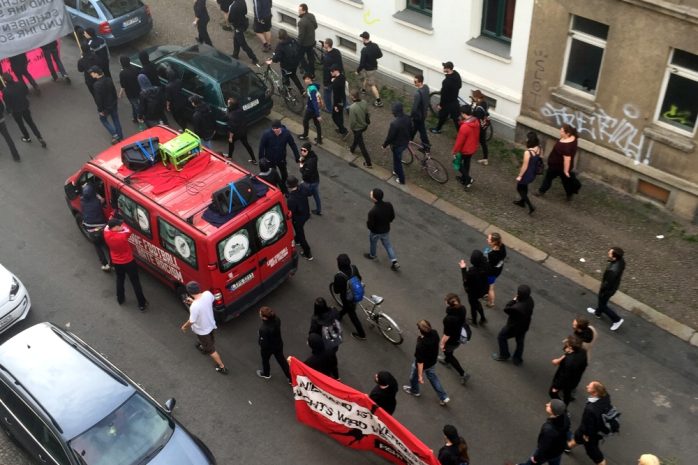 Antifademo nahe der Leutzsch Arkaden. Foto: L-IZ