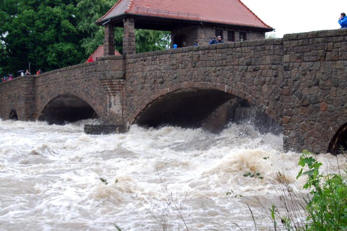 Auch da mit Video berichten, wo es eng wird. (Hochwasser 2013). Foto: L-IZ.de