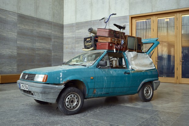 Manaf Halbouni, Nowhere is Home (Fluchtauto Venedig), 2015. Foto: Punctum/B. Kober