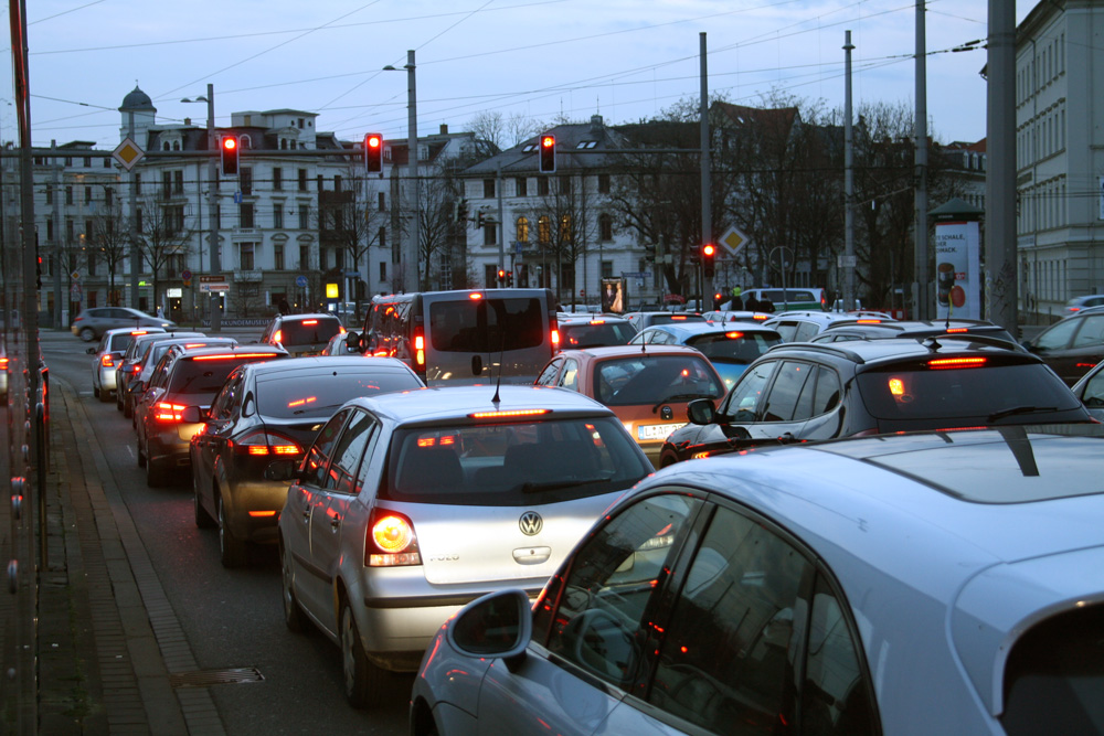 Und abends trifft man sich dann wieder an der Ampel am Goerdelerring. Foto: Ralf Julke