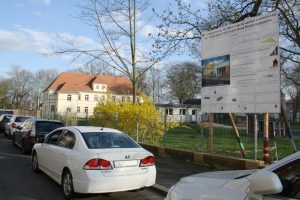 Das Bauschild für die neue Kita - im Hintergrund die bestehende Kinderland-2000-Kita Friedrich-Bosse-Straße 19. Foto: Ralf Julke