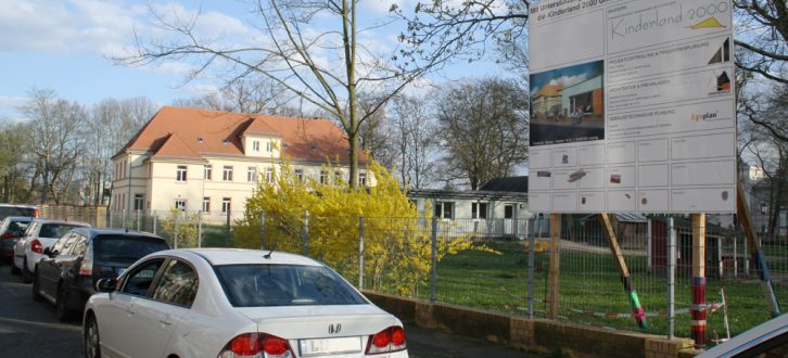 Das Bauschild für die neue Kita - im Hintergrund die bestehende Kinderland-2000-Kita Friedrich-Bosse-Straße 19. Foto: Ralf Julke