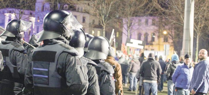 Polizisten bei einer Legida-Demonstration. Foto: LZ
