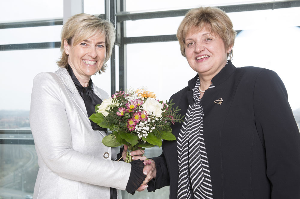 MDR-Verwaltungsrat: MDR-Intendantin Karola Wille (li.) gratuliert Birgit Diezel, der neuen Verwaltungsratsvorsitzenden des MDR zur Wahl. Foto: obs/MDR/Hagen Wolf