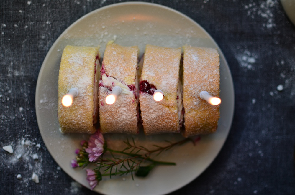 Sommerliche Biskuitrolle mit üppiger Füllung. Foto: Maike Klose