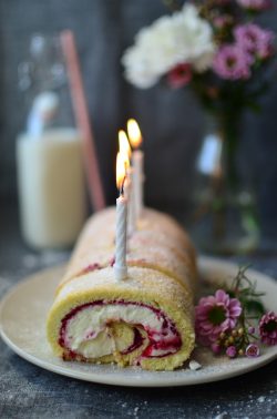 Sommerliche Biskuitrolle mit üppiger Füllung. Foto: Maike Klose