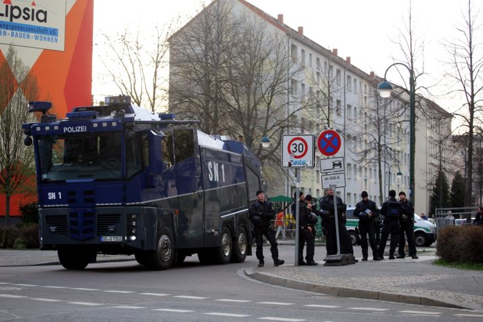 Blieben von einem Einsatz verschont - zwei Wasserwerfer waren den Abend postiert. Foto: L-IZ
