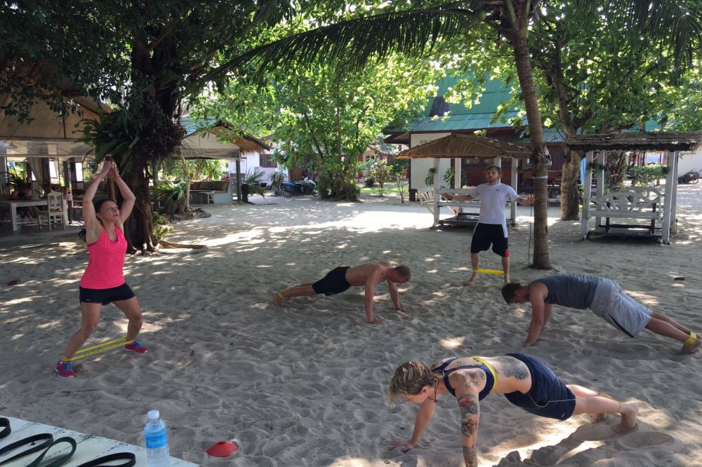 Sebastian Kanitz (Hintergrund) beim (An-)schwitzen in Thailand. Foto: Bootcamp