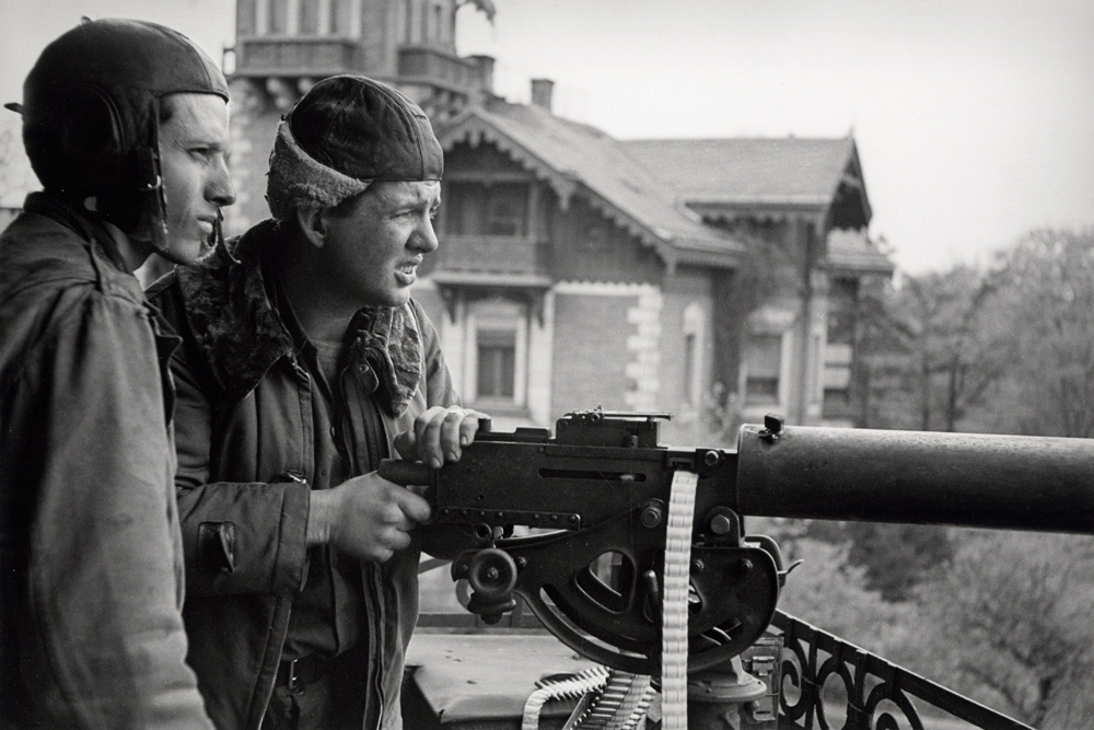 Raymond J. Bowman (links) und Clarence Ridgeway auf dem Balkon des Hauses Frankfurter Straße 39 (heute Jahnallee 61),18. April 1945. Foto: Robert Capa, Copyright International Center of Photography/Magnum Photos