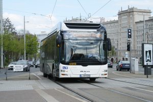 Der Bus Linie 89 fährt in die Haltestelle Wilhelm-Leuschner-Platz ein. Foto: Ralf Julke