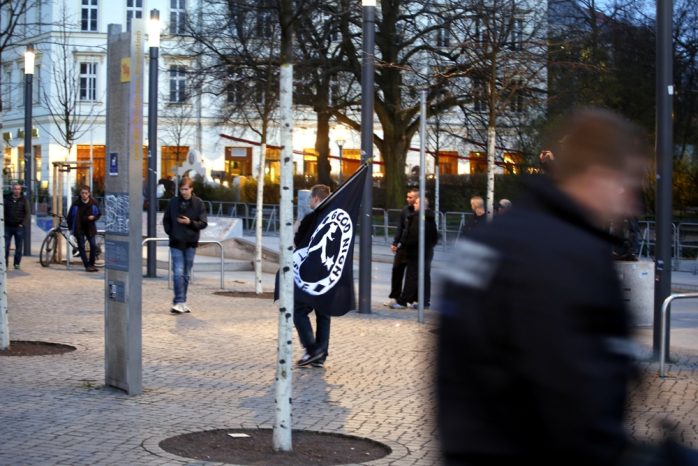 Der Kampf der Rechten gegen die Linken. Die Fahne "good night, left side" bei Legida. Foto: L-IZ