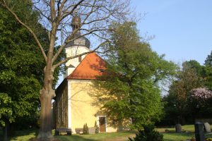 Denkmalgeschützt: die Pödelwitzer Dorfkirche. Foto: Matthias Weidemann