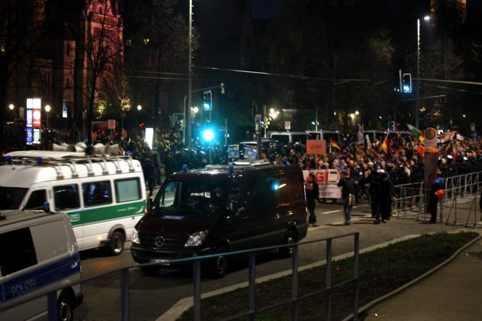 Ein dichter Polizeikordon begleitet Legida auf dem Ring. Foto: L-IZ