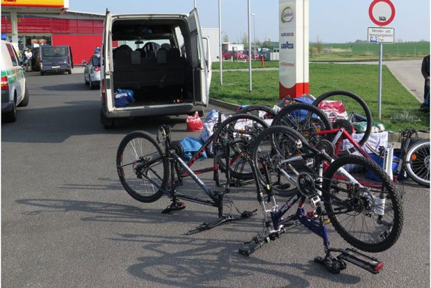 Insgesamt sechs hochwertige Fahrräder stellten die Beamten im gestoppten Transporter fest. Foto: PD Leipzig