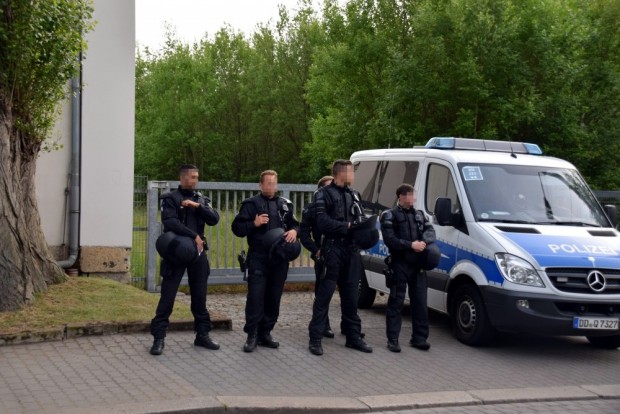 Fernando V. (ganz links) ist trotz mutmaßlicher Kontakte ins rechte Milieu weiterhin bei Demonstrationen im Einsatz. Nun ist er Ausbilder geworden. Foto Juni 2015: Bildkollektiv-Ost