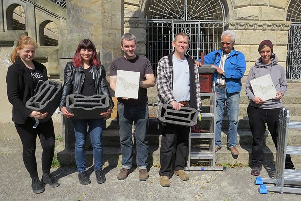 Ausgerüstet mit Lampen, Leitern und Bohrhammer kamen die Fledermausschützer unter jeder Treppe jeweils vier spezielle Winterschlafsteine aus Beton eingebaut. Foto: Carola Bodsch