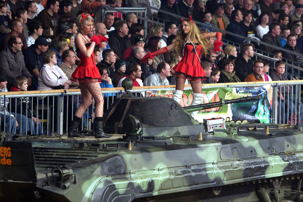 Frauen und Autos gehören einfach zusammen. Foto: L-IZ.de