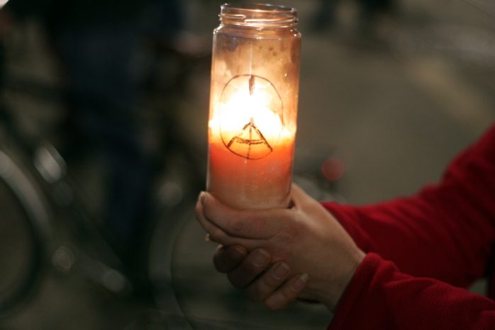 Friedenskerze bei einer Gegendemonstrantin. Foto: L-IZ