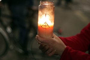 Vielleicht das beste Symbol gegen Fremdenhass und Krieg. Hier bei einer Gegendemonstrantin am heutigen Abend in Leipzig. Foto: L-IZ.de