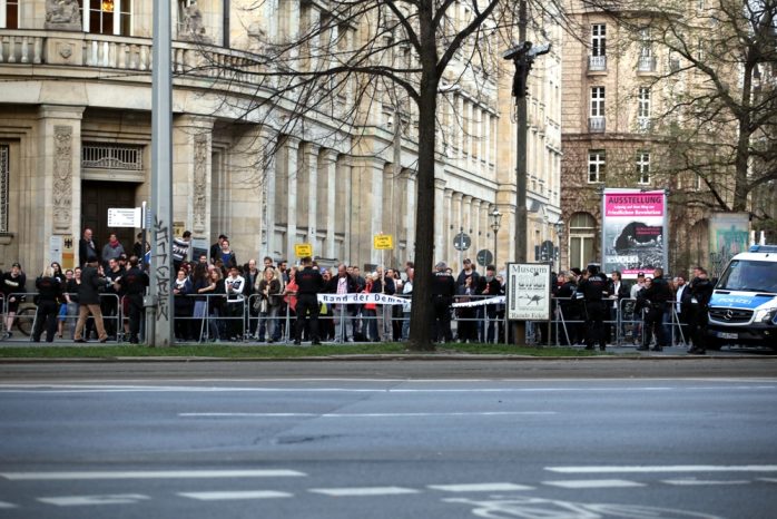 Gegenprotest an der Strecke heute deutlich lauter als sonst. Foto: L-IZ.de