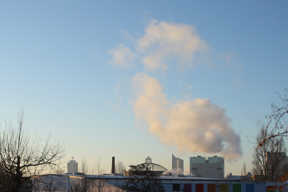 Bei frostigen Temperaturen sieht man, wie die GuD-Anlage der Stadtwerke arbeitet. Foto: Ralf Julke