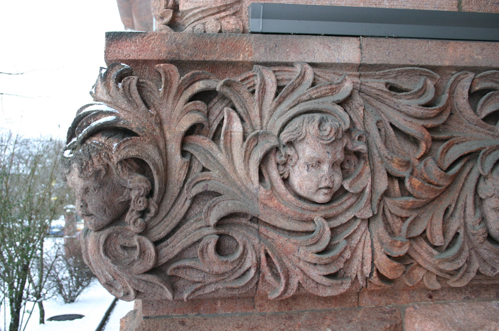 Engelsköpfe am Eingang erinnern an das ehemalige Kinderheim. Foto: Ralf Julke