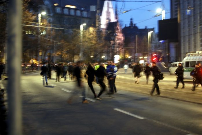 Hektik bei Polizei und Fotograf als Gegendemonstranten auf die Strecke wollten. Foto: L-IZ